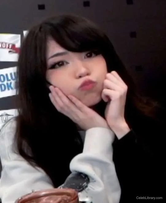 Emiru photo 12 of 4918