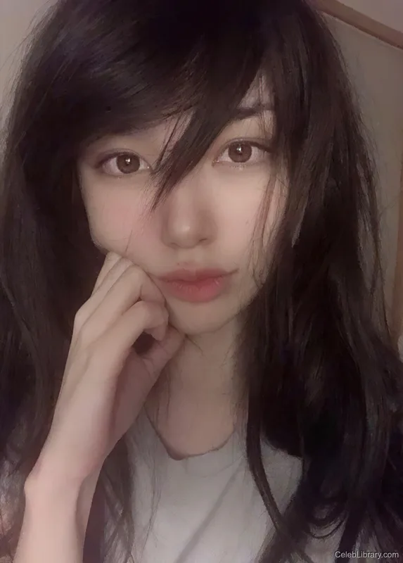 Emiru photo 1 of 4918