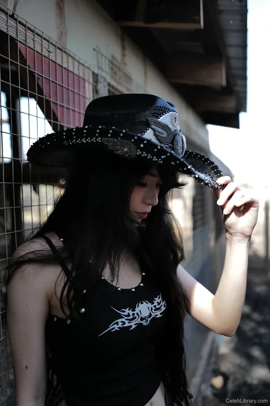 Emiru photo 4 of 4918