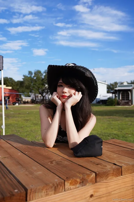 Emiru photo 8 of 4918