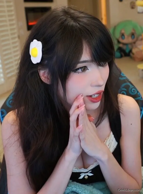 Emiru photo 11 of 4918