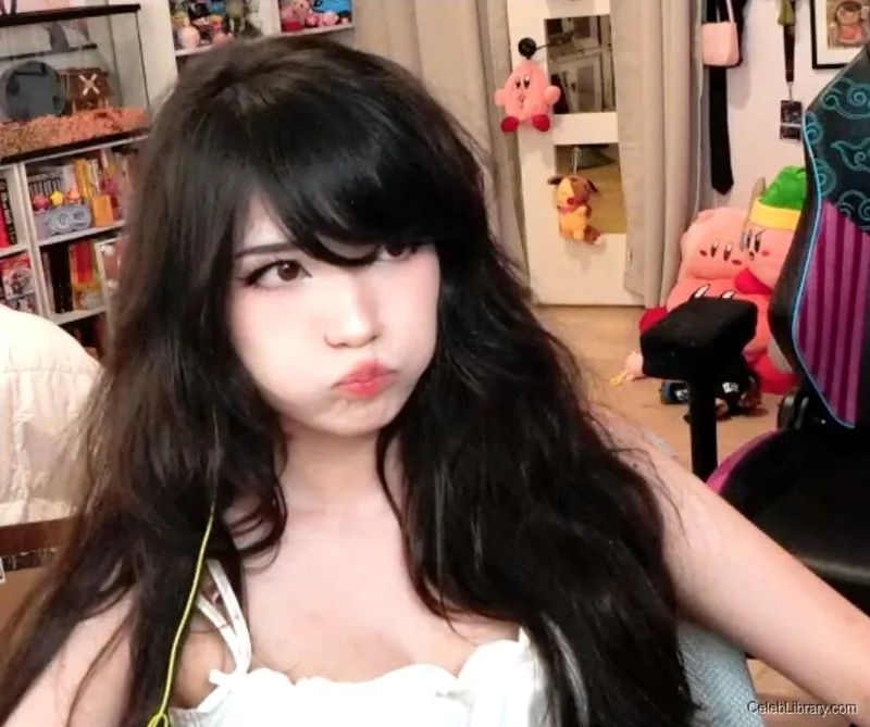 Emiru photo 1 of 4918