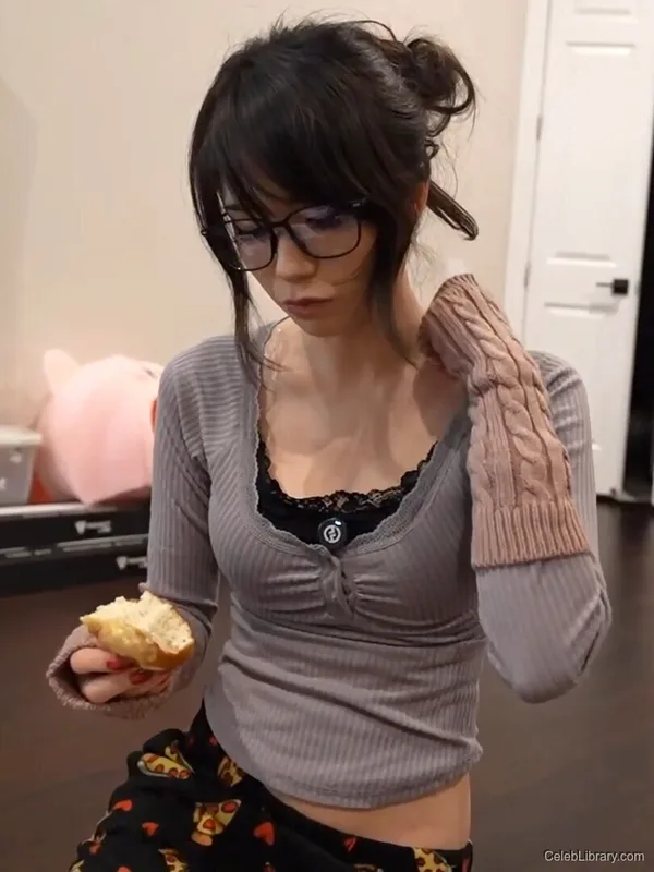 Emiru photo 10 of 4918