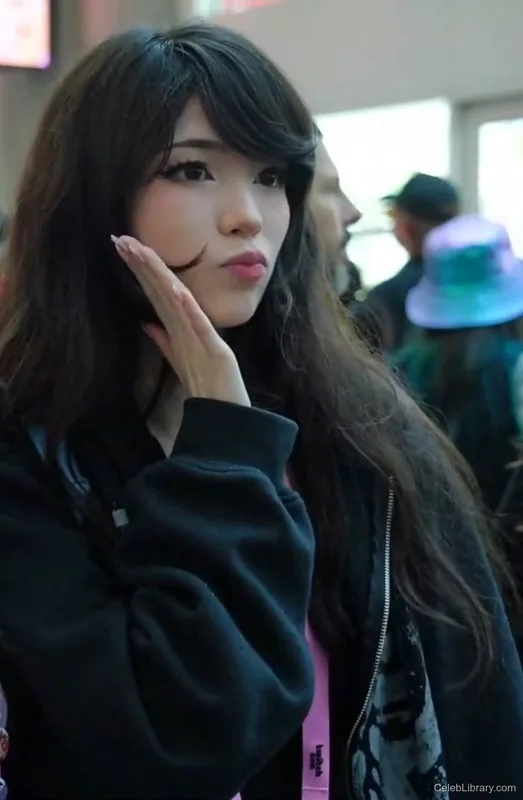 Emiru photo 12 of 4918