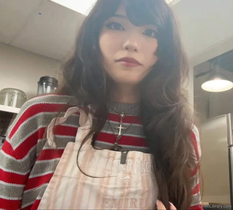 Emiru photo 10 of 4918