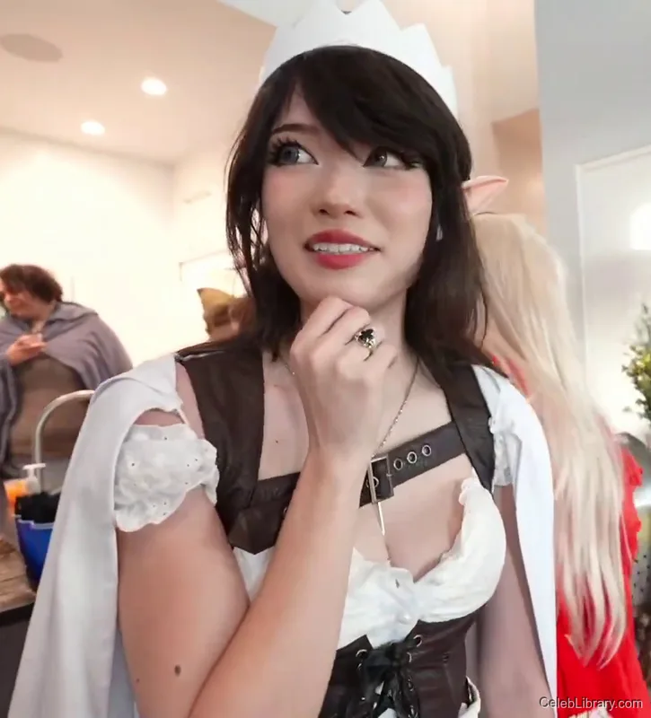 Emiru photo 12 of 4918
