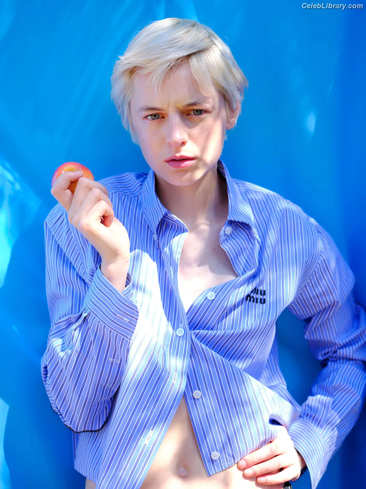Emma Corrin photo 3 of 209