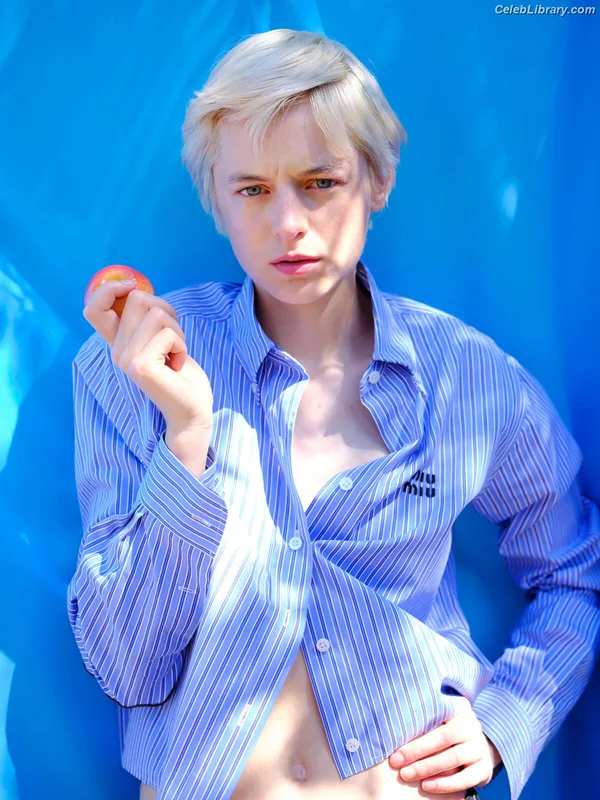 Emma Corrin photo 3 of 210