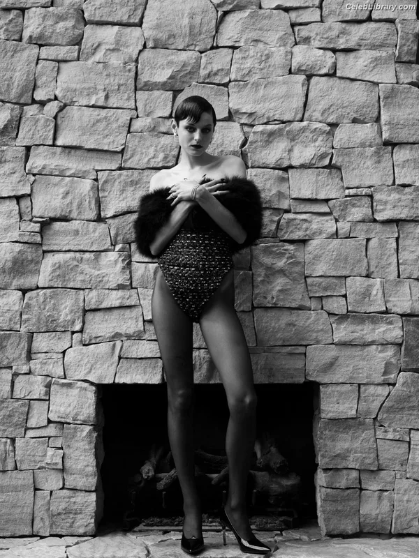Emma Corrin photo 21 of 210