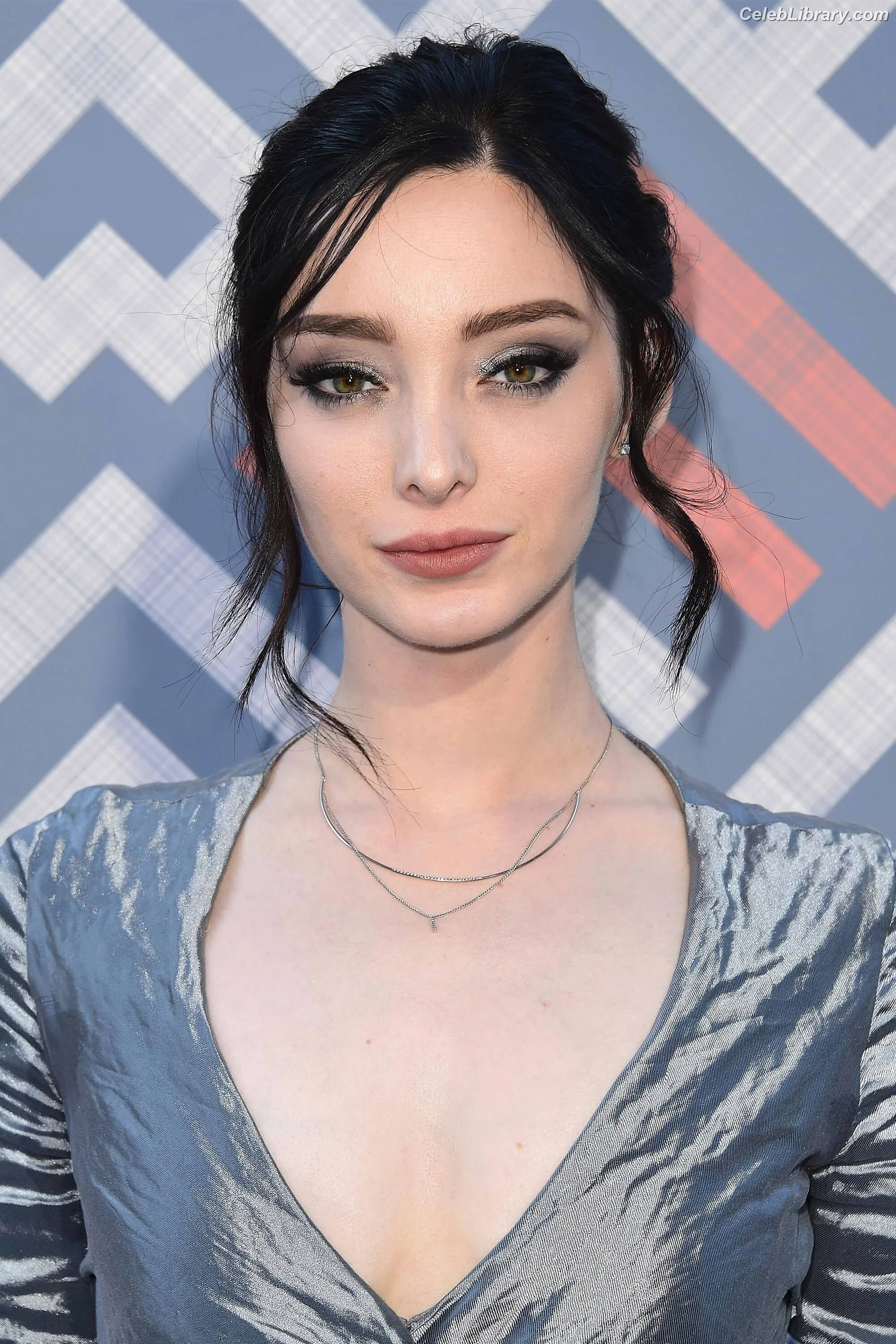 Emma Dumont photo 6 of 54