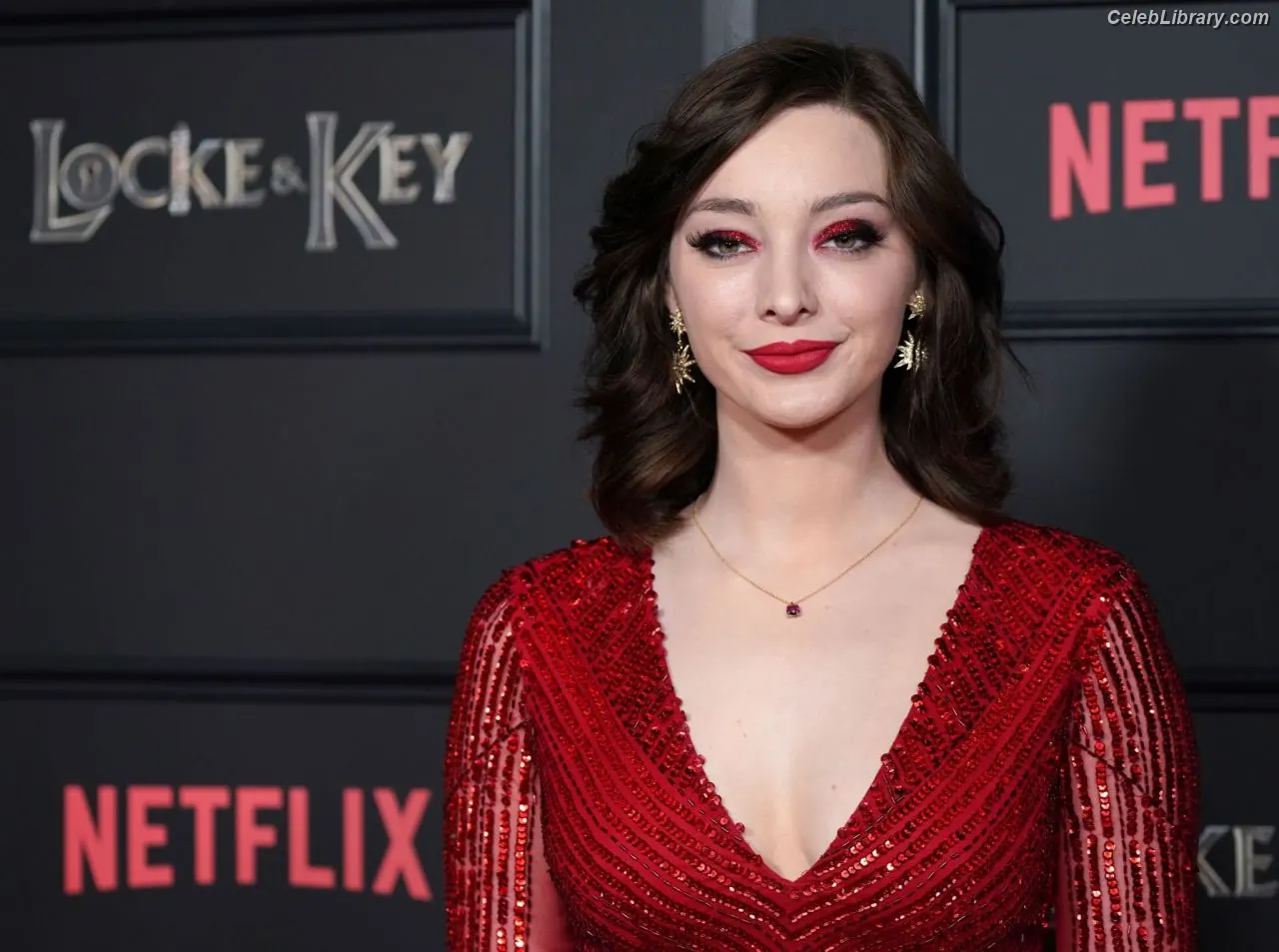 Emma Dumont photo 20 of 54
