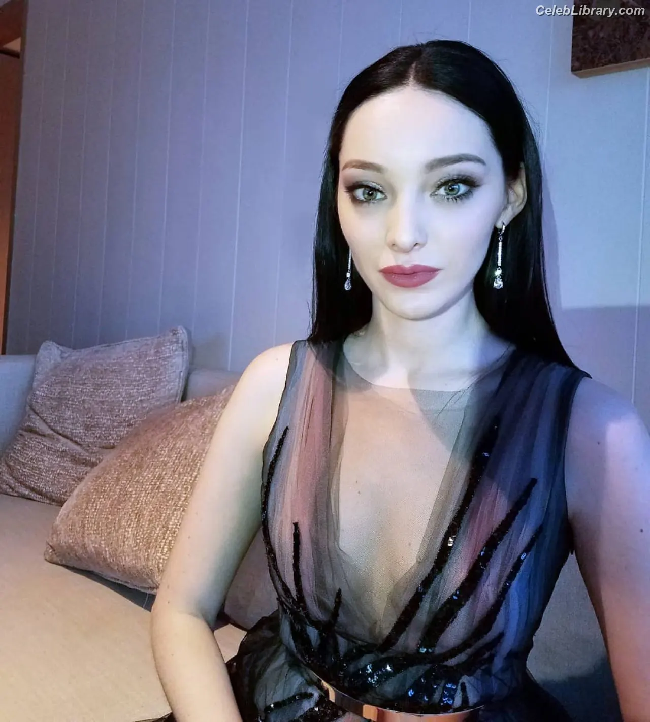 Emma Dumont photo 23 of 54