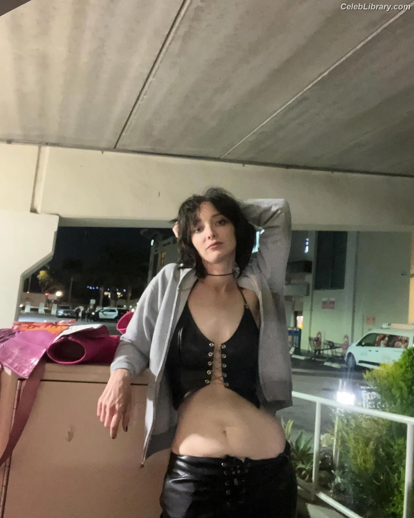 Emma Dumont photo 19 of 54