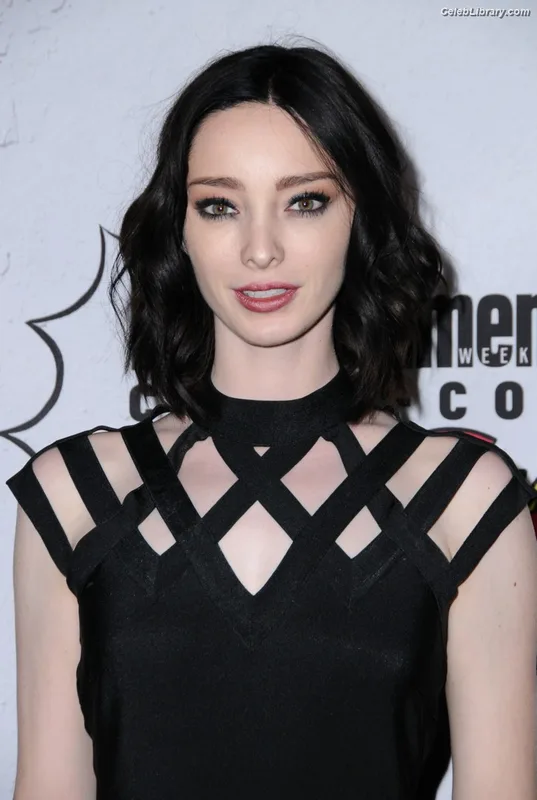 Emma Dumont photo 1 of 55
