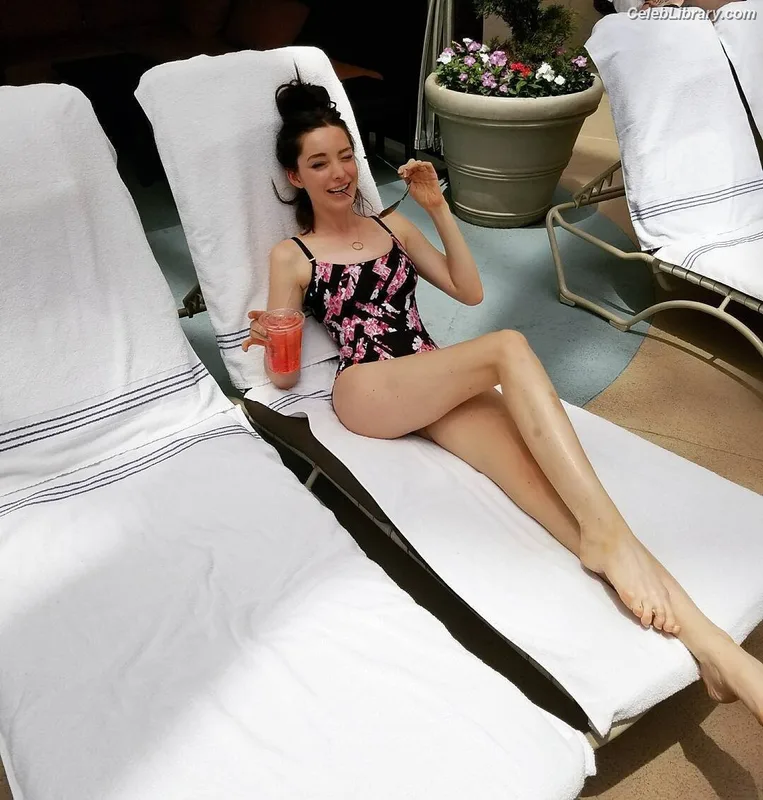 Emma Dumont photo 5 of 55
