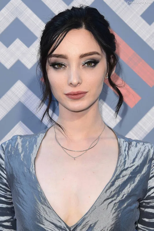 Emma Dumont photo 6 of 55