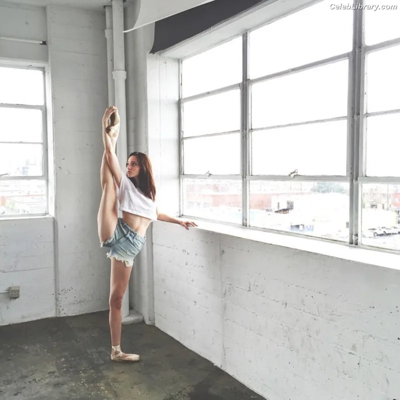 Emma Dumont photo 9 of 55