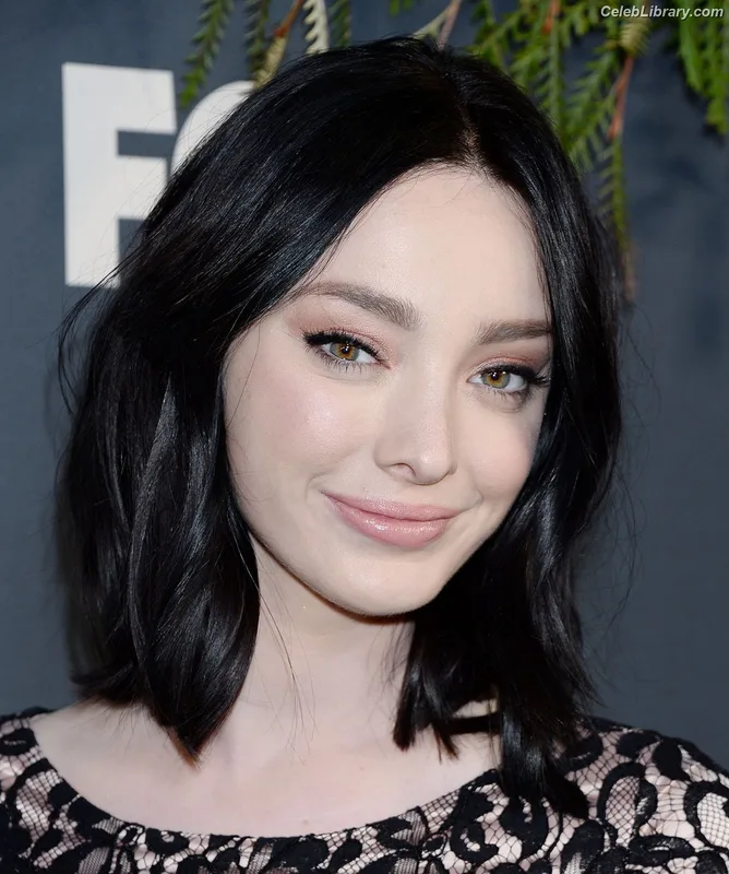 Emma Dumont photo 10 of 55