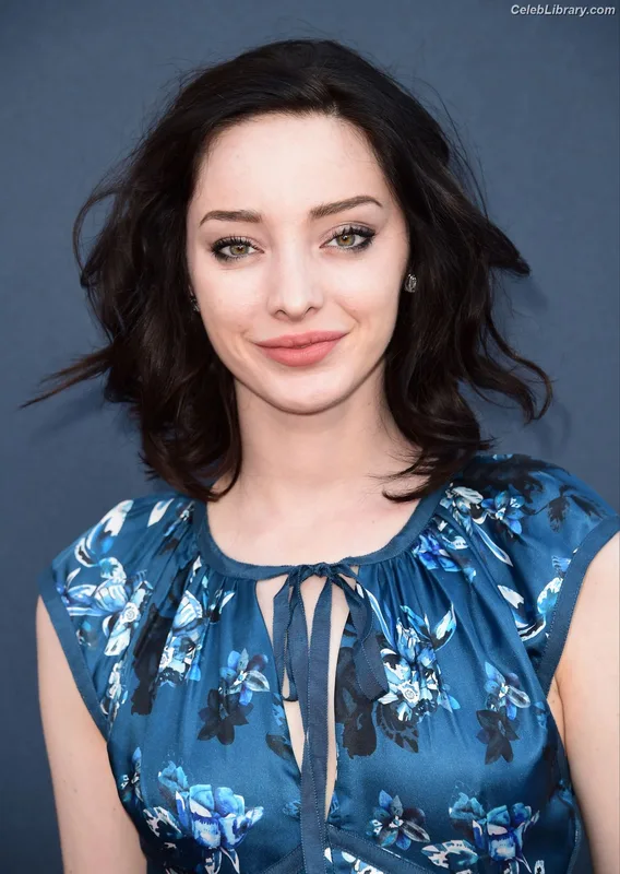 Emma Dumont photo 12 of 55