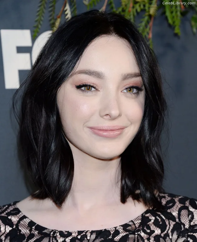 Emma Dumont photo 13 of 55