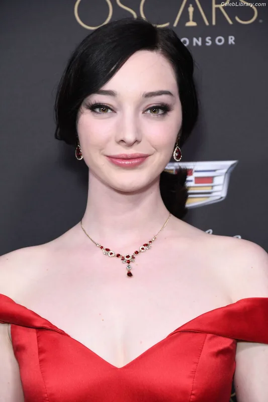 Emma Dumont photo 15 of 55