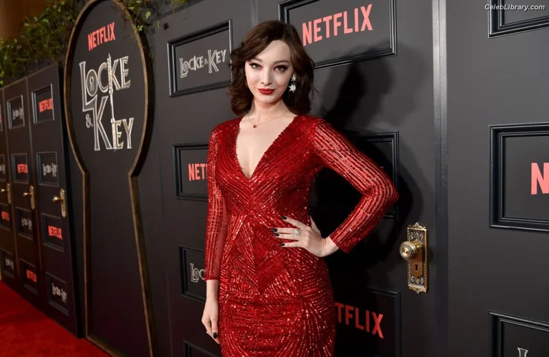 Emma Dumont photo 18 of 55