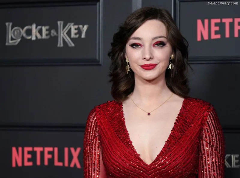 Emma Dumont photo 20 of 55