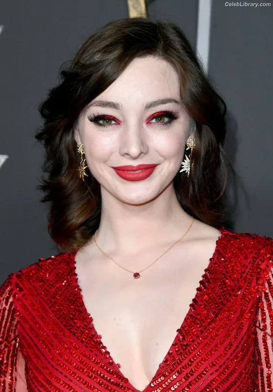Emma Dumont photo 21 of 55