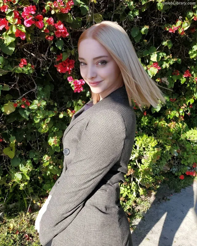 Emma Dumont photo 22 of 55