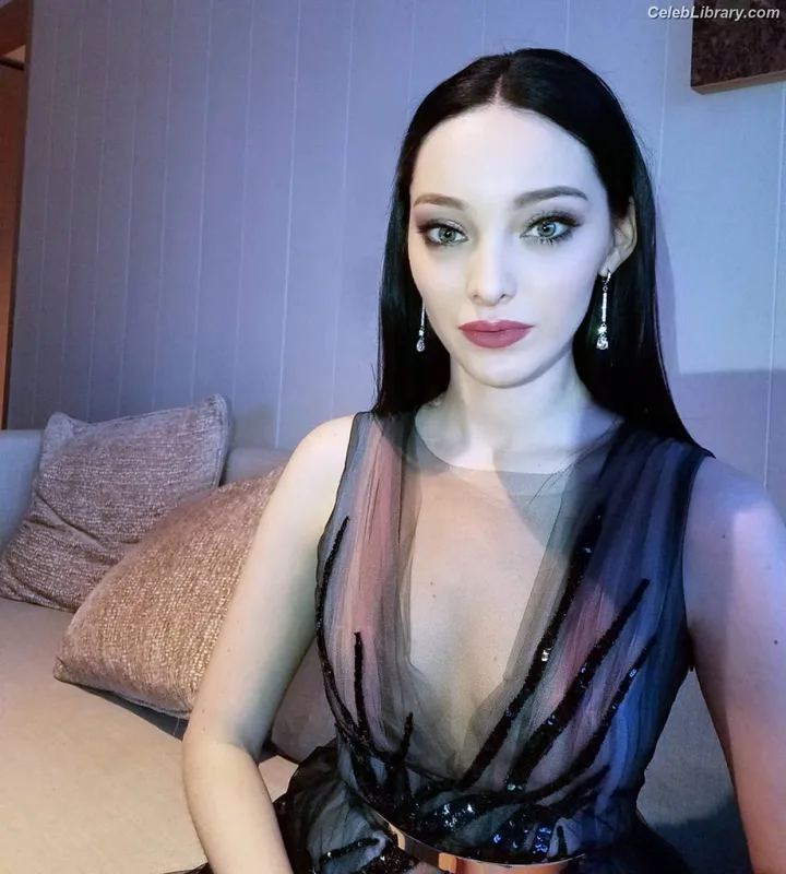 Emma Dumont photo 23 of 55