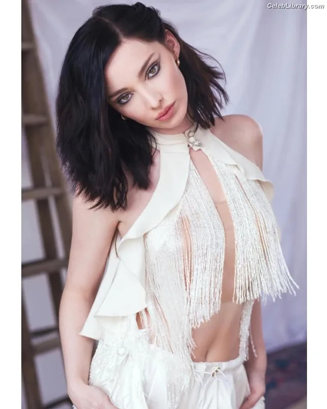 Emma Dumont photo 1 of 55