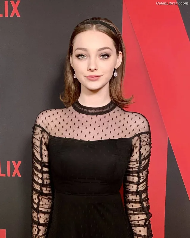 Emma Dumont photo 2 of 55