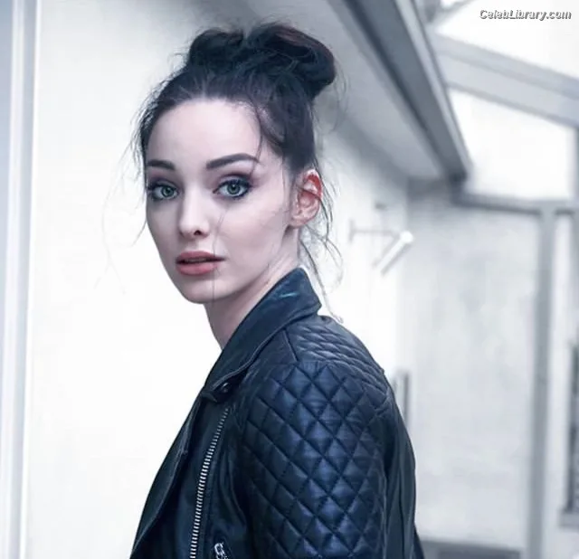 Emma Dumont photo 4 of 55