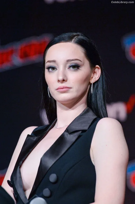 Emma Dumont photo 7 of 55