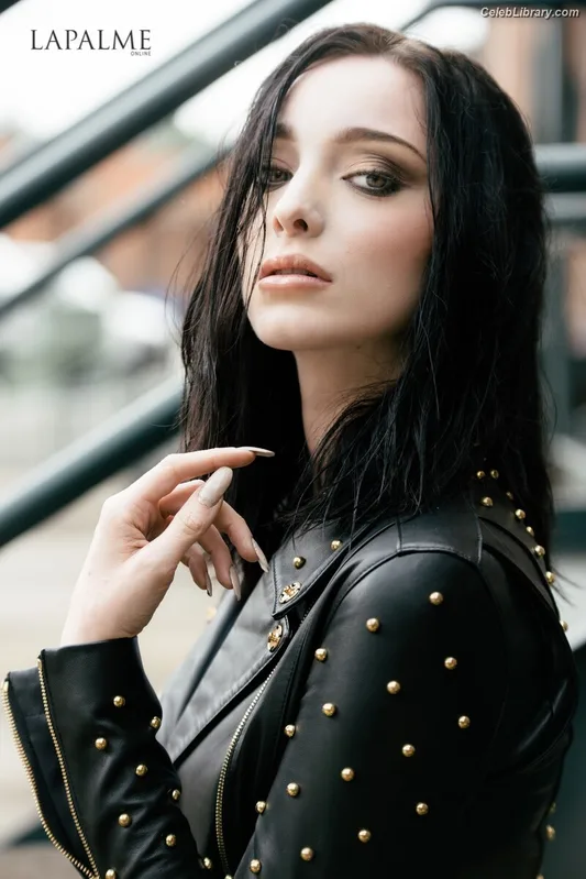 Emma Dumont photo 11 of 55