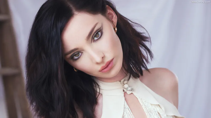 Emma Dumont photo 12 of 55