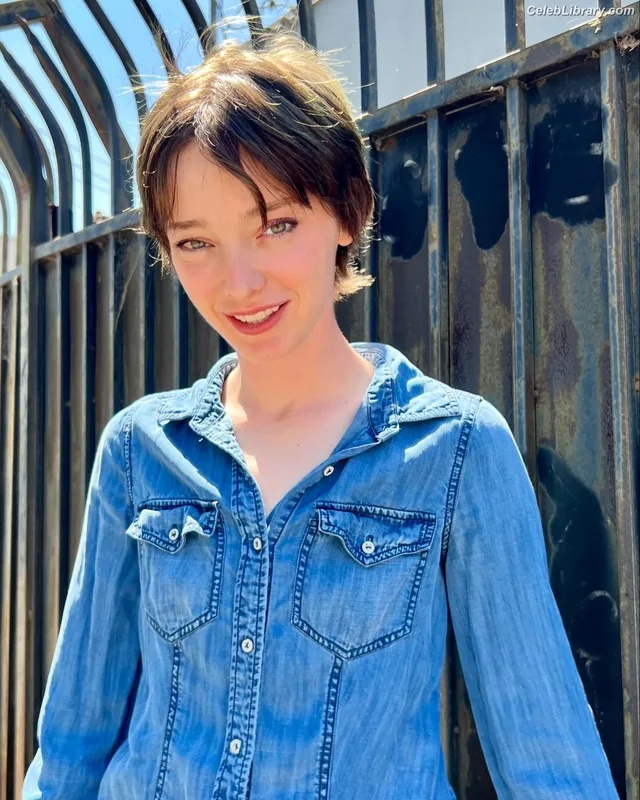 Emma Dumont photo 13 of 55