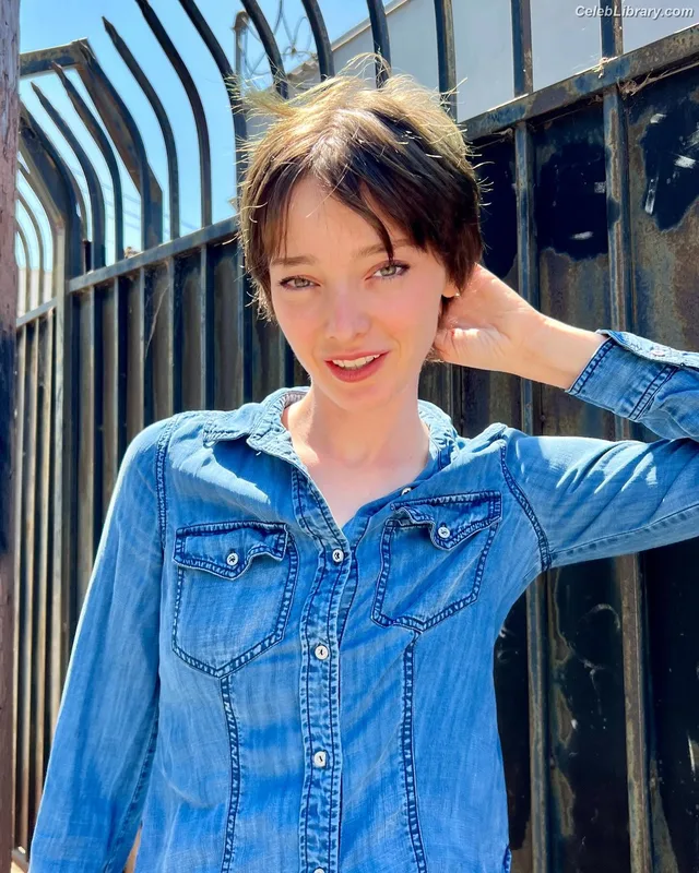 Emma Dumont photo 14 of 55