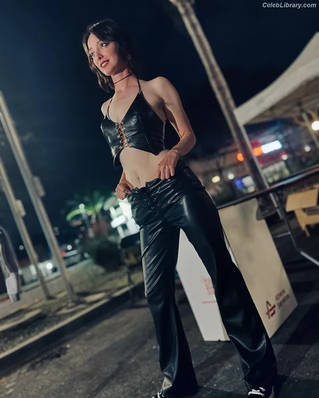 Emma Dumont photo 18 of 55