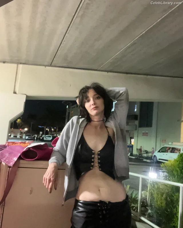Emma Dumont photo 19 of 55