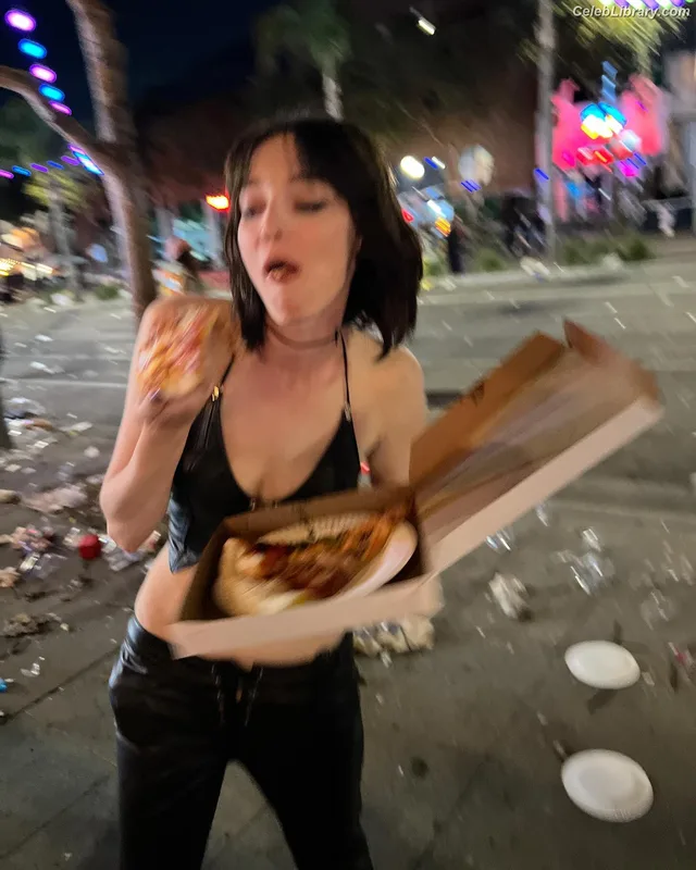 Emma Dumont photo 21 of 55
