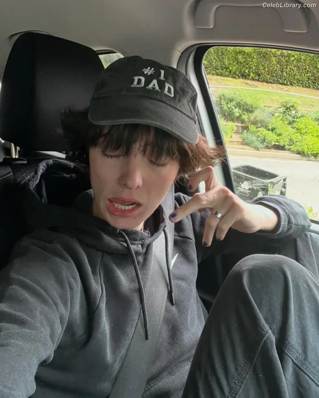 Emma Dumont photo 2 of 55