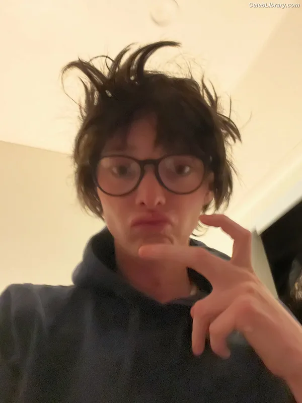 Emma Dumont photo 4 of 55