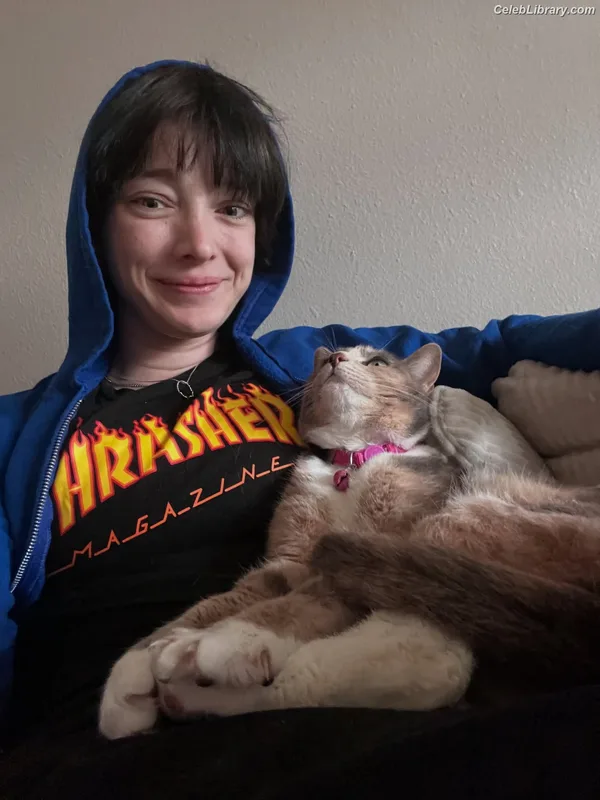 Emma Dumont photo 5 of 55