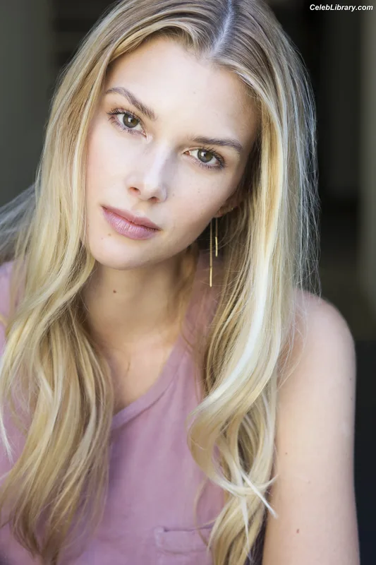 Emma Ishta photo 19 of 22