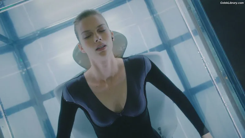Emma Ishta photo 10 of 22
