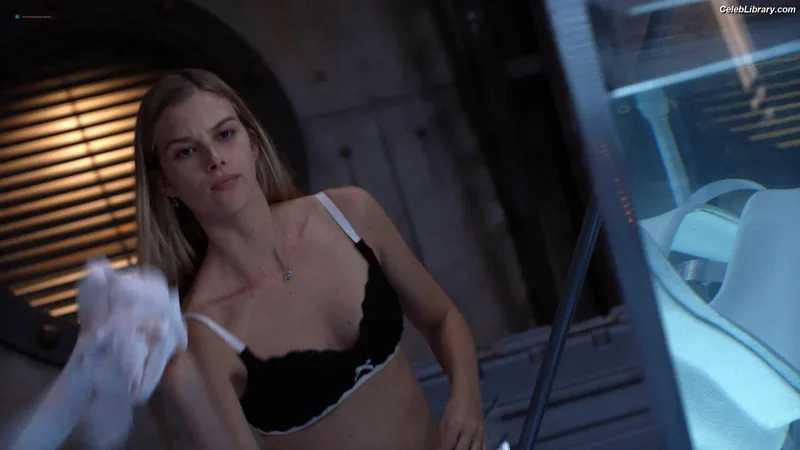 Emma Ishta photo 16 of 22