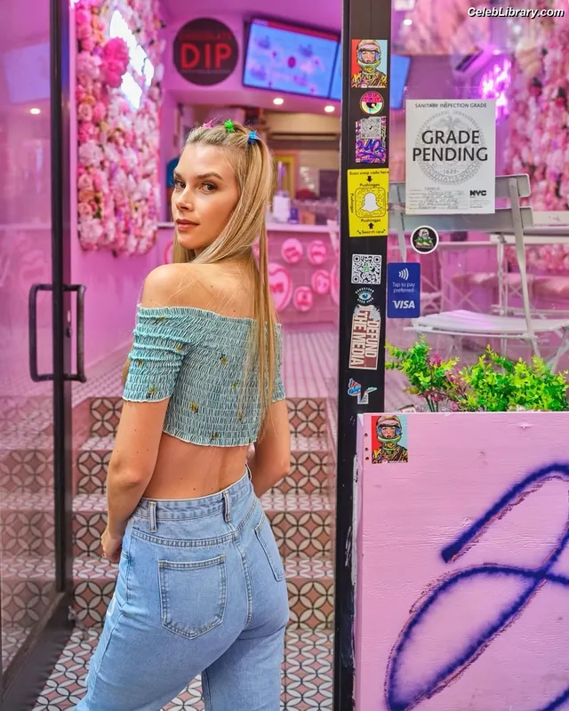 Emma Ishta photo 21 of 22