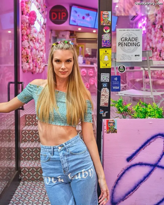 Emma Ishta photo 17 of 22