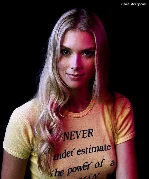 Emma Ishta photo 12 of 22